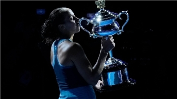Madison Keys wollte den Pokal gar nicht mehr aus den Händen geben