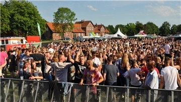 Mächtig Party-Stimmung auf dem Marktplatz in Rodenkirchen, der zum Klein-Mallorca wurde: Gut Besucher feierten bis in die Nacht zu bekannten Hits.