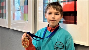 Mächtig stolz auf seine Goldmedaille: NIG-Schüler Niels Düffler. Der Zehnjährige hat bei der Mathe-Olympiade in Göttingen der Konkurrenz in seiner Alterklasse keine Chance gelassen. 