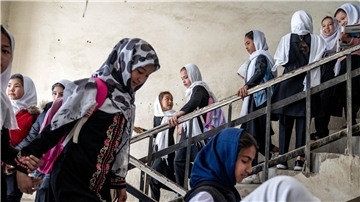 Mädchen gehen im Treppenhaus einer Schule. Angesichts des Verbots von Mädchenbildung in weiterführenden Schulen in Afghanistan vor zwei Jahren haben die Vereinten Nationen die dort regierenden Taliban dazu aufgefordert, höhere Mädchenschulen wieder zu öffnen.