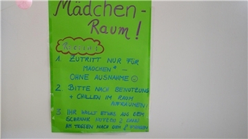 „Mädchen-Raum“ steht auf dem Zettel: Hier können Schülerinnen und junge Frauen unter sich sein.