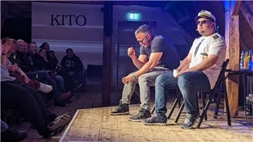 "Männer, die aufs Wasser starren": Die TikTok-Stars Joschka Traue und Nico Flathmann wagen sich jetzt auch auf reale Bühnen. Die Gags, die sie sich bei ihrer Live-Premiere in Vegesack gegenseitig präsentieren, kennen die beiden vorab nicht.