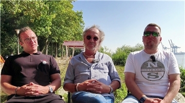 Männer, die aufs Wasser starren: Joschka Traue, Hugo Egon Balder und Nico Flathmann sind am Donnerstag wieder im Fernsehen.
