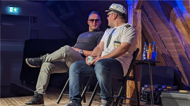 „Männer, die aufs Wasser starren“: So lief die Live-Premiere der TikTok-Stars Männer, die aufs Wasser starren: Joschka Traue (links) und Nico Flathmann haben ihre Bühnenpremiere in Vegesack vor 150 Gästen gefeiert