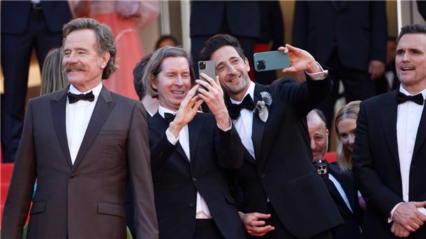 Großes Star-Ensemble bei Premiere von Wes-Anderson-Film Männer ohne Handy: Bryan Cranston (l) und Matt Dillon (r). Männer mit Handy: Wes Anderson (2.v.l) und Adrien Brody.