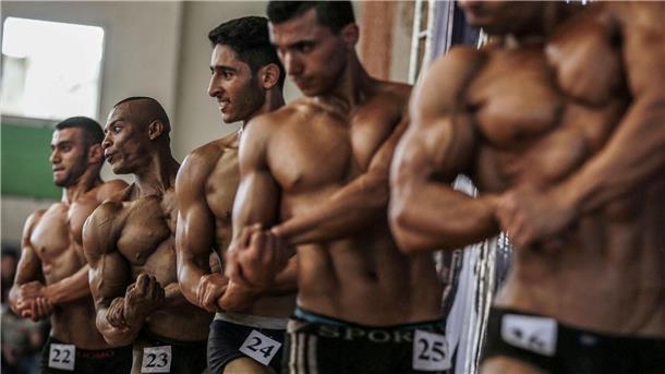 Männlichkeit wird immer wieder auch über Stärke definiert. (Symbolbild)