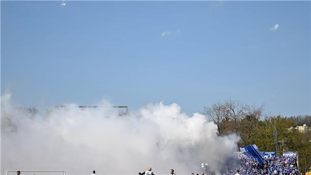 Magdeburgs Fans brannten im Donaustadion Pyrotechnik ab.