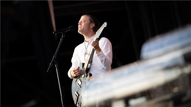 Deichbrand 2023: Magische Momente auf und vor den BÜHNEN (Fotos) Magische Bühnenmomente mit der Band Mando Diao am Festivalfreitag.