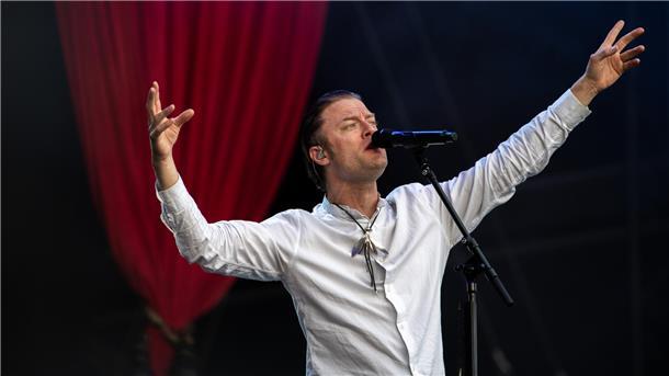 Deichbrand 2023: Magische Momente auf und vor den BÜHNEN (Fotos) Magische Bühnenmomente mit der Band Mando Diao am Festivalfreitag.