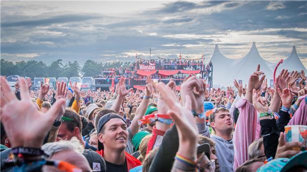Deichbrand 2023: Magische Momente auf und vor den BÜHNEN (Fotos) Magische Bühnenmomente mit der Band Mando Diao am Festivalfreitag.