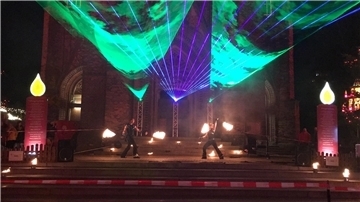 Magische Momente kurz vor Heiligabend: Die Feuer- und Lichtshow vor der Großen Kirche ist für den 23. Dezember angesagt.