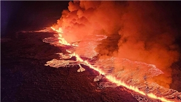 Magma strömt bei einem vergangenen vulkanischen Ausbruch in der Nähe von Grindavík aus einer Erdspalte.