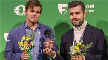 Magnus Carlsen (l) und Jan Nepomnjaschtschi teilen sich den Sieg bei der Blitzschach-WM.