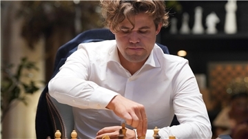 Magnus Carlsen spielt im Januar für den FC St. Pauli.
