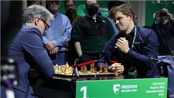 Magnus Carlsen trat zur Blitzschach-WM doch an, in Jeans.