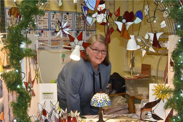 Magret Eckhoffs Hobby ist die Tiffany-Glaskunst. Sie stellt Engel, Sterne, Lampe...