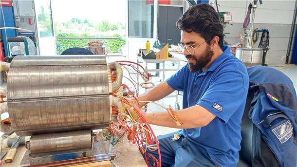 Mahdi Saberi bei der Arbeit in Bremerhaven.