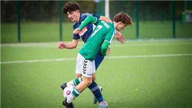 Mahdi Srour ist ein Jugendfußballer des JFV Bremerhaven, der einen Zweikampf führt. 