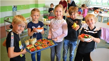 Mahlzeit (von links): Mateo, Enna, Emma, Oscar und Jenke freuen sich aufs gesunde Frühstück. Foto Scheiter