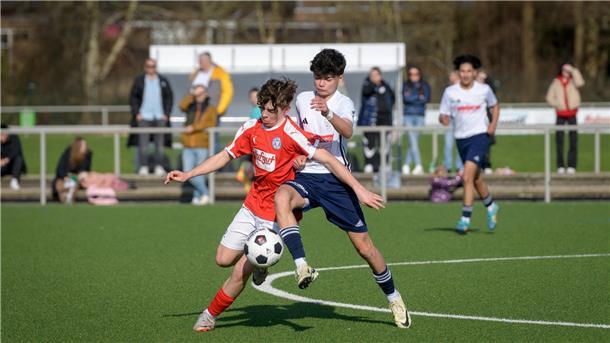 Mahmut Sincar (rechts) und der JFV Bremerhaven haben am Samstag ein wichtiges Heimspiel vor der Brust.