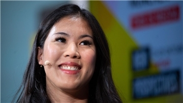 Mai Thi Nguyen-Kim wird geehrt.