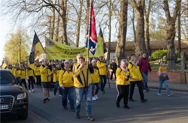 Maibaumsetzen in Stollhamm.