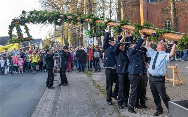 Maibaumsetzen in Stollhamm.