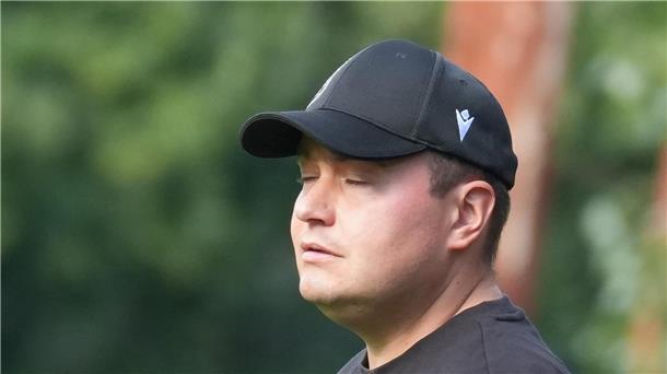 Maik Machnacz, Co-Trainer des FC Hagen/Uthlede, kann nicht hinsehen. Seine Elf verpennte die erste Halbzeit und verlor 1:4.