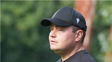 Maik Machnacz, Co-Trainer des FC Hagen/Uthlede, kann nicht hinsehen. Seine Elf verpennte die erste Halbzeit und verlor 1:4.