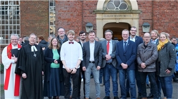 Maik Müller (vorne, 4. von links) wurde von Regionalbischof Hans Christian Brandy (2. von links) in der Gnarrenburger Paulus-Kirche als Diakon eingesegnet.