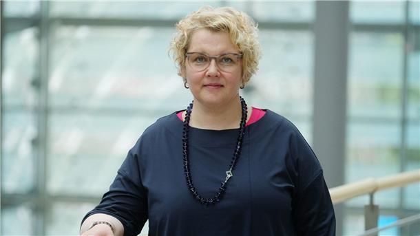 GEW-Chefin für kritischen Umgang mit AfD im Unterricht Maike Finnern berichtet, viele Lehrkräfte hätten Angst, sie könnten Ärger bekommen, wenn sie auf Demos gegen rechts gingen.