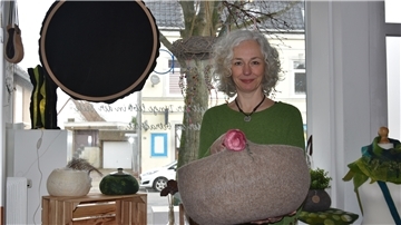 Maike Leja-Breitlauch in ihrer Filzwerkstatt in Wulsdorf. 