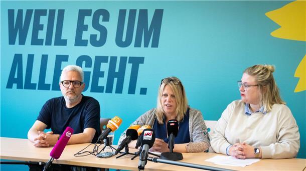 Bremer Grünen-Spitze stellt sich nicht zur Wiederwahl Maike Schaefer (M), Spitzenkandidatin von Bündnis 90/Die Grünen, Alexandra Werwath (r), und Florian Pfeffer, Landesvorstandssprecher, geben eine Pressekonferenz.