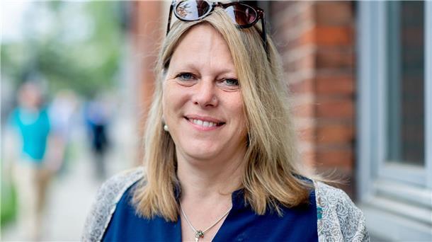 Spitzenkandidatin Schaefer: „Weiß um meine Verantwortung“ Maike Schaefer, Spitzenkandidatin von Bündnis 90/Die Grünen in Bremen, steht vor ihrem Wahllokal im Stadtteil Vegesack.