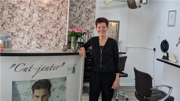 Das ist die neue Friseurin von Stollhamm Maike Schiller in ihrem Friseursalon.