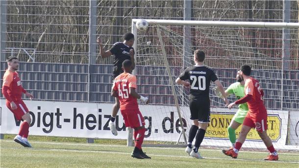 Fußballer vor dem Tor: Maikol David Valencia-Mina köpft nach Freistoß von Spielmacher Seli Qorri das 1:1 für den ESC Geestemünde.