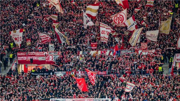 Mainzer Fans feiern den Europapokal-Abend.