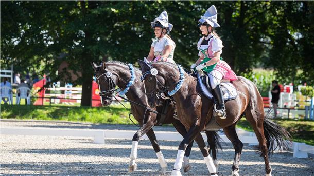 Maja Herbert (vorne) und Sarah Block vom RV Elmlohe Marschkamp bei der Kostüm-Kür - im bayrischen Style mit Dirndl.