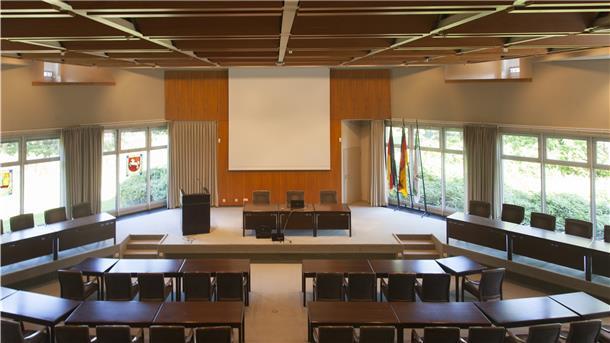 Mal geht es hier sachlich zu, mal hitzig. Aber jetzt geht es hier gar nicht zu: Der Kreistag in Cuxhaven - und ebenso die Stadtverordnetenversammlung in Bremerhaven - tagt vorerst nicht. Die Kommunalpolitik steht deswegen allerdings nicht still. Foto: Leuschner