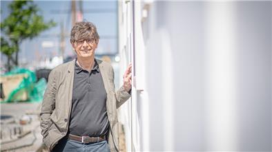 Mal sind die neuen Porträts an der Fassade sichtbar, manchmal nicht. Dieses Flüchtige findet Andreas Heller, verantwortlicher Architekt für das Deutsche Auswandererhaus, besonders spannend.