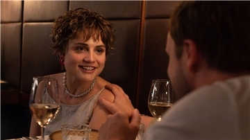 Mala Emde als Helene in Staffel 2 der Magenta TV-Serie „Oh Hell“.