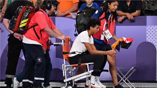 Atemprobleme: Stolze Mihambo weint nach Silber im Rollstuhl Malaika Mihambo musste nach dem Weitsprung aus dem Stade de France gebracht werden