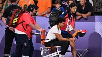 Malaika Mihambo wird im Rollstuhl aus dem Stadion geschoben.