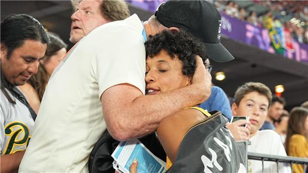 Olympia-Silber und Rollstuhl: Mihambo gibt Entwarnung Malaiko Mihambo mit ihrem Trainer Ulli Knapp nach Silber in Paris.