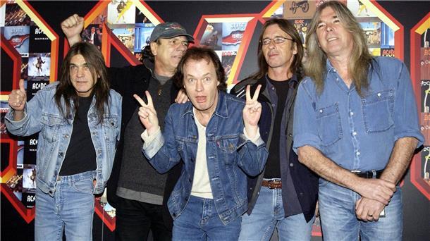 Malcolm Young, Brian Johnson, Angus Young, Phil Rudd und Cliff Williams (hier ein Foto von 2003) nahmen 1980 zwei Monate nach dem Tod von Sänger Bon Scott "Back in Black", das zweiterfolgreichste Album der Rockgeschichte, auf.