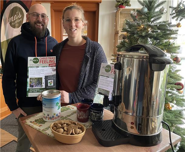 Malin Stoldt und Martijn Snijder bieten Glühwein an. Wer ein gutes Werk tun möchte, spendet das Pfandgeld für den Becher.
