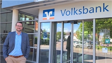 Vorstand Malte Hövel von der Volksbank im Elbe-Weser-Dreieck gibt Tipps, wie sich Kunden vor Online-Betrügern schützen können. 