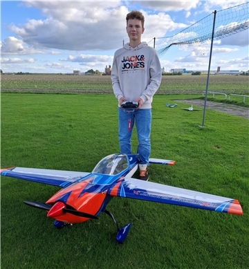 Junger Mann mit Modellflugzeug