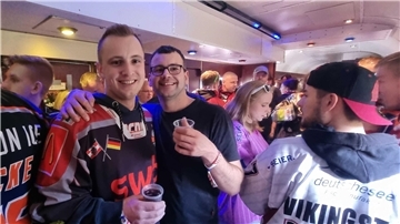 Malte und Karsten sind den Pinguins sehr verbunden. Karsten bekam von seinem Kumpel Malte zum 30. Geburtstag ein ganz besonderes Geschenk, einen alten Schläger von Christian Wejse.