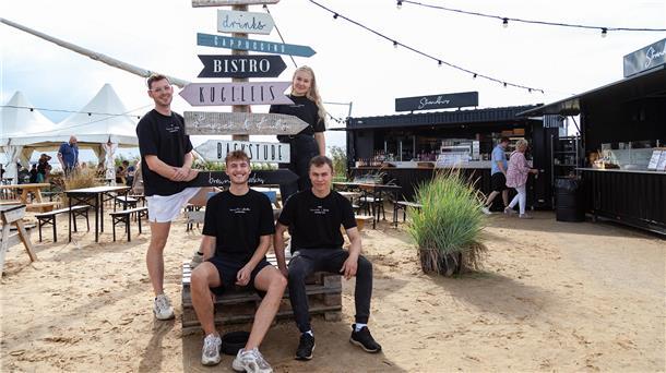 Verregnete Hauptsaison sorgt für Frust an der Wurster Küste Malte (von links), Leonard, Bennet und Marie sind das Kernteam vom Freiluft-Bistro an der Wremer Küste. Sobald die Sonne scheint, steigt die Stimmung. Schließlich ist das Strandhus ein extrem wetterabhängiges Geschäft.